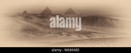 Die Pyramiden von Gizeh, die Große Pyramide von Gizeh aka der Cheopspyramide oder Cheops, Chephren Pyramide von Khafre aka und die Pyramide des Menkaure Stockfoto
