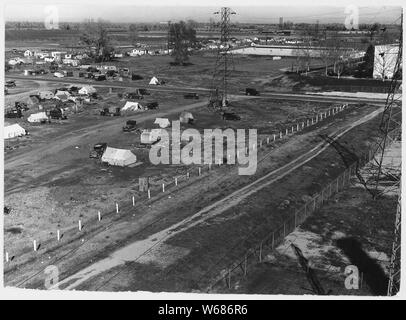 Sacramento, Kalifornien. Squatter Camp der landwirtschaftlichen Arbeit Migranten ein Achtel Meile außerhalb der Grenzwerte. . .; Umfang und Inhalt: Die Bildunterschrift lautet wie folgt: Sacramento, Kalifornien. Squatter Camp der landwirtschaftlichen Arbeit Migranten ein Achtel Meile außerhalb der Grenzen der Hauptstadt von Kalifornien. Über 125 Einheiten, ohne Abwasser, Wasser durch Power Company aus einem Wasserhahn gespendet. Über die Hauptstraße (oben rechts) ist ein Anhänger Lager. Darüber hinaus ist sich neu entwickelnden shacktown Gemeinschaft, wo viele verkauft werden und Familien siedeln sich in notdürftigen selbstgebauten Hütten und Ferienhäuser aller descriptio Stockfoto