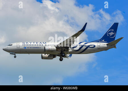 Singapur - Mar 27, 2019. B -5302 Xiamen Airlines Boeing 737-800 (SkyTeam Lackierung) Landung am Flughafen Changi (SIN). Stockfoto