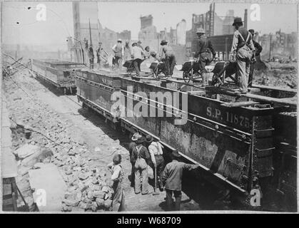 Erdbeben in San Francisco 1906: Löschen entfernt den Schmutz Stockfoto