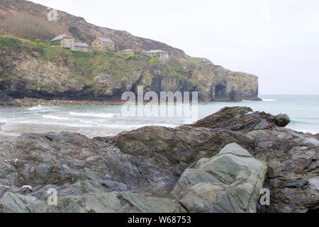 Trevaunance Cove und Punkt. Die hl. Agnes, North Cornwall, an einem Frühlingstag. Stockfoto