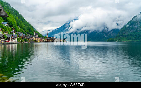 Blick auf Hallstatt, einem Dorf am Hallstätter See in Gmuden Bezirk im Salzkammergut. Stockfoto