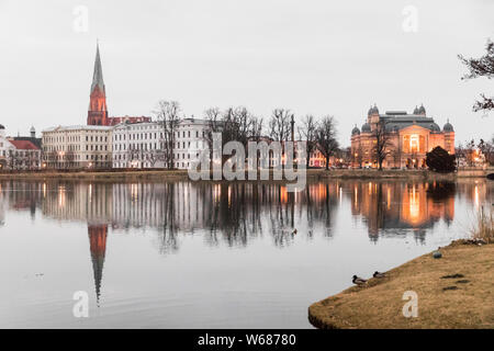 Schwerin, Deutschland. Blick auf die Gebäude der Altstadt spiegelt sich in der Schweriner See in der Abenddämmerung Stockfoto