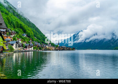 Blick auf Hallstatt, einem Dorf am Hallstätter See in Gmuden Bezirk im Salzkammergut. Stockfoto