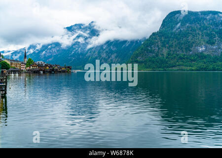 Blick auf Hallstatt, einem Dorf am Hallstätter See in Gmuden Bezirk im Salzkammergut. Stockfoto