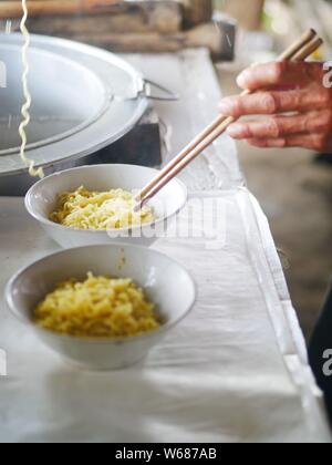 Vorbereitung Huhn Nudeln in Indonesien Stockfoto