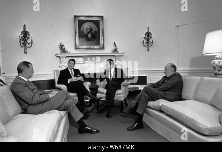 Oval Office Tagung am 24. Januar 1971 mit (von links nach rechts): United States Vizepräsident Spiro Agnew T.; Ronald Reagan, Gouverneur von Kalifornien; USA-Präsident Nixon; und United States Attorney General John Mitchell. | Verwendung weltweit Stockfoto