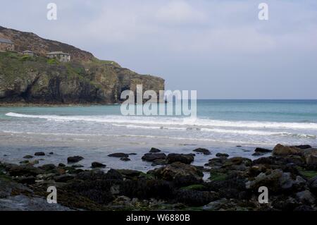 Trevaunance Cove und Punkt. Die hl. Agnes, North Cornwall, an einem Frühlingstag. Stockfoto