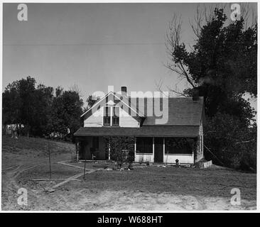 Shelby County, Iowa. Viele Betriebe in der Region werden von Versicherungen und gemietete t gehört. . .; Umfang und Inhalt: Die Bildunterschrift lautet wie folgt: Shelby County, Iowa. Viele Betriebe in der Region werden von Versicherungen gehört und zu den lokalen Personen gemietet. Dies ist einer von ihnen. Das Haus ist kleiner als die meisten, aber es ist in gutem Zustand und gut ausgestattet. Stockfoto