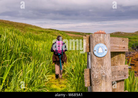 Ein Wanderer in der Nähe von burravoe auf der Insel Yell, Shetland, übergibt ein Zugang Shetland Wegmarkierung unterzeichnen. Stockfoto