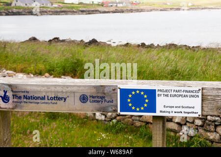 Plakette an replica Viking House & Schiff auf Unst in Shetland liest Projekt Part-Financed von der Europäischen Union, Europa & Schottland machen es arbeiten zusammen Stockfoto