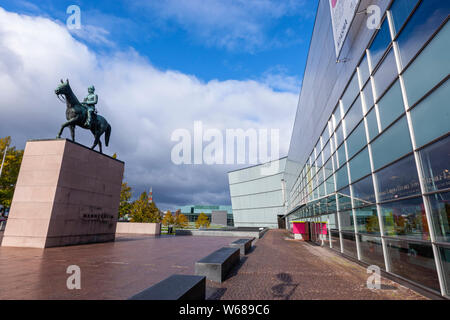 Mannerheim Statue vor der Mannerheiminaukio, Kiasma Museum für zeitgenössische Kunst in Helsinki, Finnland Stockfoto