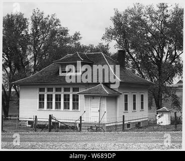 Shelby County, Iowa. Die allgemeine Haltung in dieser Gemeinschaft über Bildung ist, dass jedes Kind shou. . .; Umfang und Inhalt: Die Bildunterschrift lautet wie folgt: Shelby County, Iowa. Die allgemeine Haltung in dieser Gemeinschaft über Bildung ist, dass jedes Kind durch High School gehen sollte, aber das, es sei denn, er wolle sich auf in eine Art von spezialisierten Arbeit zu gehen, Bildung jenseits der zwölften Klasse ist unnötig. ...[Dies ist eine Szene] innerhalb und außerhalb einer typischen 1-Zimmer School House. Stockfoto