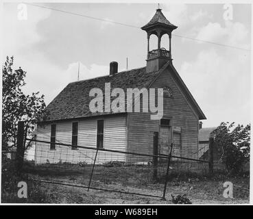 Shelby County, Iowa. Die allgemeine Haltung in dieser Gemeinschaft über Bildung ist, dass jedes Kind shou. . .; Umfang und Inhalt: Die Bildunterschrift lautet wie folgt: Shelby County, Iowa. Die allgemeine Haltung in dieser Gemeinschaft über Bildung ist, dass jedes Kind durch High School gehen sollte, aber das, es sei denn, er wolle sich auf in eine Art von spezialisierten Arbeit zu gehen, Bildung jenseits der zwölften Klasse ist unnötig. ...[Bild] zeigt ein anderes Land Schule, jetzt verlassen. Stockfoto