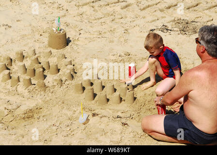 Dorchester, Dorset. 31. Juli 2019. UK Wetter: Familien Menge Weymouth Beach als Sonnenschein zurück in Weymouth. Credit: stuart Hartmut Ost/Alamy leben Nachrichten Stockfoto