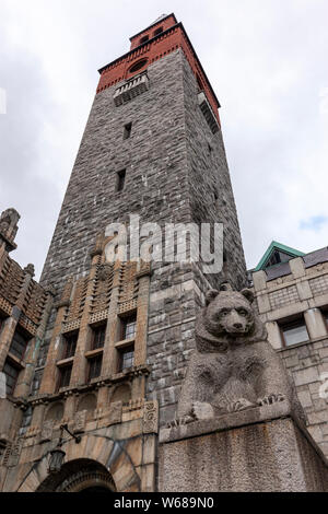 Äußere Szene. Tragen Statue von Emil Wikström. Das Nationale Museum für Finnland, Gebäude reflektiert der Finnischen mittelalterlichen Kirchen und Burgen, Helsinki Stockfoto