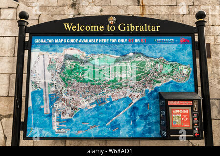 Gibraltar, Großbritannien. Fremdenverkehrsbüro Karte von Gibraltar mit Pocket Guides zu kaufen Stockfoto