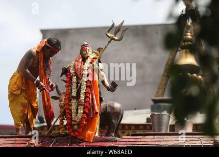 Kathmandu, Nepal. Juli 31, 2019. Ein hinduistischer Priester bietet Gebete von Lord Shiva an Shiva Tempel zu Idol während des heiligen Monats Shrawan. Credit: Archana Shrestha/Pacific Press/Alamy leben Nachrichten Stockfoto