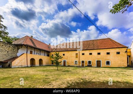 Panensky Tynec, Tschechische Republik - 15. Juli 2019: Gelbes Gebäude des ehemaligen Kloster der Klarissen, heute der Stadtverwaltung. Sommertag. Stockfoto