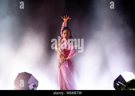 BILBAO, Spanien - 12 JUL: Rosalia (pop trap Band) im Konzert an BBK Live 2019 Music Festival durchführen am Juli 12, 2019 in Bilbao, Spanien. Stockfoto