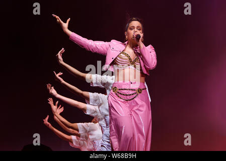 BILBAO, Spanien - 12 JUL: Rosalia (pop trap Band) im Konzert an BBK Live 2019 Music Festival durchführen am Juli 12, 2019 in Bilbao, Spanien. Stockfoto