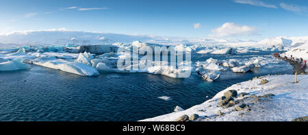 JOEKULSARLON, ISLAND - 12. FEBRUAR 2019: Touristen, die in der Eisberge in der gletscherlagune Joekulsarlon von am Februar 12, 2019 in Island, Europ. Stockfoto