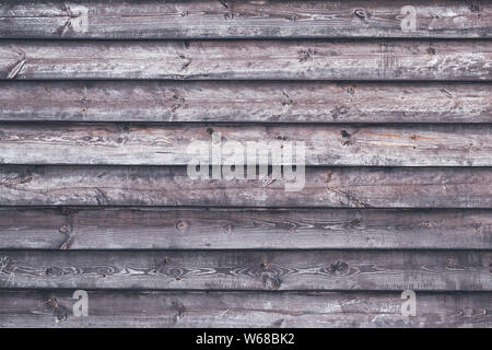 Gestreiftem Holz Oberfläche. Grunge Holzzaun. Schäbig Planken. Eiche Tisch mit horizontalen Streifen. Dunkle Kammer Textur. Grau und Braun Bauholz, natürliche Protokolle. Stockfoto