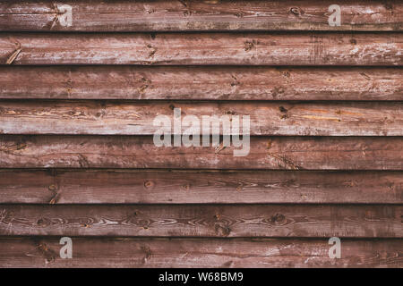 Braun Holz- Textur an der horizontalen Streifen. Dunkel verwitterte Hartholz. Retro grobe Eiche Zaun. Altes holz plank Hintergrund. Vintage Textur. Natürliche rustikale Stockfoto