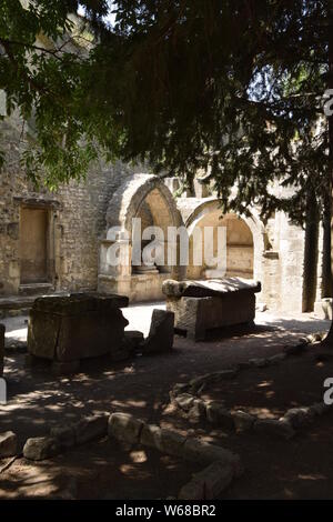 Alte römische Nekropole Les Alyscamps in Arles, Provence, Südfrankreich. Stockfoto