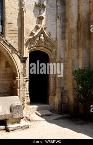 Alte römische Nekropole Les Alyscamps in Arles, Provence, Südfrankreich. Stockfoto