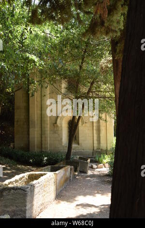 Alte römische Nekropole Les Alyscamps in Arles, Provence, Südfrankreich. Stockfoto