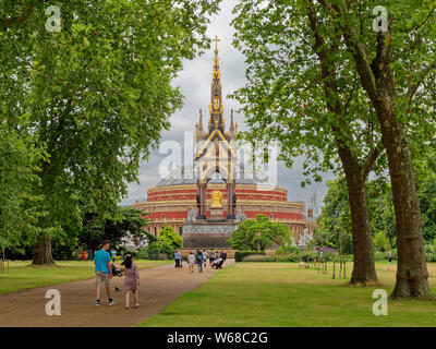 Das Albert Memorial und die Royal Albert Hall von Bäumen vom Kensington Park in London gesehen gerahmt Stockfoto