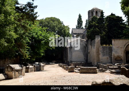 Alte römische Nekropole Les Alyscamps in Arles, Provence, Südfrankreich. Stockfoto