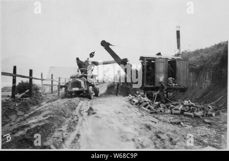 Station 135-Sec. 11. Kleine umlaufende Schaufel laden in Lkw für Eckman Slough füllen. War sehr teuer Stück Arbeit.; Umfang und Inhalt: Alsea River Forest Highway, Alsea River und Scott Creek Brücken. Stockfoto