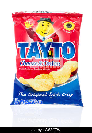 Winneconne, WI - 10 Juli 2019: ein Paket von Tayto Käse und Zwiebeln Chips auf einem isolierten Hintergrund Stockfoto