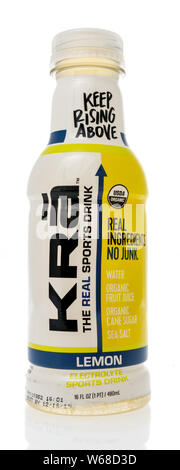 Winneconne, WI - 21. Juli 2019: eine Flasche KRA halten sich über den echten Sport Drink auf einer isolierten Hintergrund Stockfoto