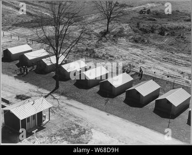 Sutter County, in der Nähe von Yuba City, Kalifornien. Isolation für ansteckende Krankheiten, in Yuba City, Califo. . .; Umfang und Inhalt: Die Bildunterschrift lautet wie folgt: Sutter County, in der Nähe von Yuba City, Kalifornien. Isolation für ansteckende Krankheiten, Yuba City, Kalifornien, Yuba City Farm Workers Gemeinschaft (F. S.A.). Das Gebäude in den Vordergrund stellt getrennte sanitäre Einrichtungen. Stockfoto