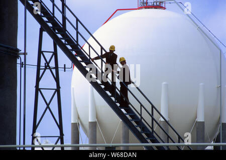 Zwei Männer prüfen ein Louisiana Ölraffinerie. Stockfoto