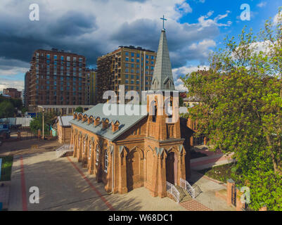 Ansicht von Jesus Evangelisch-lutherische Kirche, die im Zentrum der Stadt befindet. Blick von quadcopter. Stockfoto