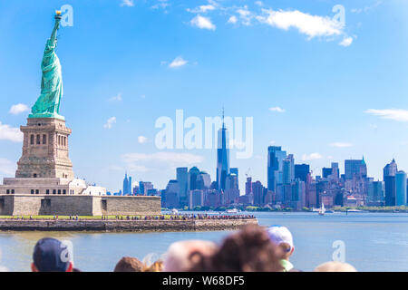 NEW YORK, USA - 16. MAI 2019: Menschen machen Foto der Freiheitsstatue, New York City, NY, USA Stockfoto