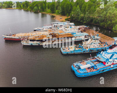 Antenne Top view Tugboat, Tanker und Containerschiffe parken in der Werft zur Reparatur. Können für den Versand oder Transport Konzept Hintergrund verwenden. Stockfoto