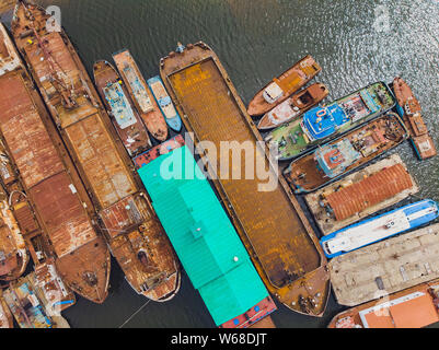 Antenne Top view Tugboat, Tanker und Containerschiffe parken in der Werft zur Reparatur. Können für den Versand oder Transport Konzept Hintergrund verwenden. Stockfoto