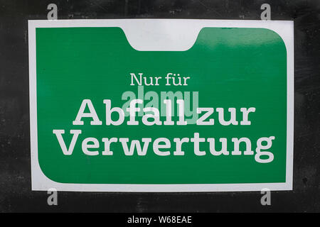 Info Schild nur von Abfällen zur Verwertung in deutscher Sprache Stockfoto