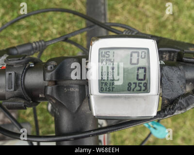 Einstellen Fahrradcomputer auf der MTB-Bars. Die zeigt eine Reihe von grundlegenden Daten auf einem Bildschirm löschen. Stockfoto