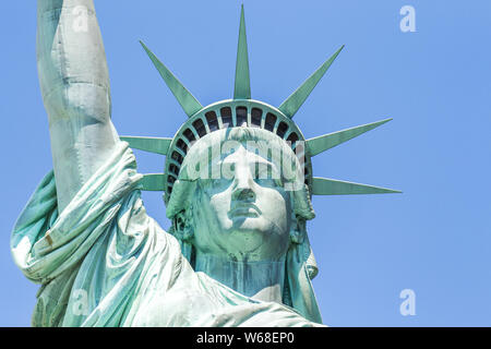 Der Blick auf die Freiheitsstatue über blauen Himmel Stockfoto