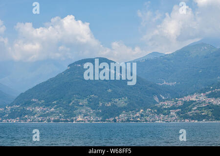 Sicht auf die Berge See an einem sonnigen Sommertag. Bezirk von Comer See, Colico, Italien, Europa. Stockfoto