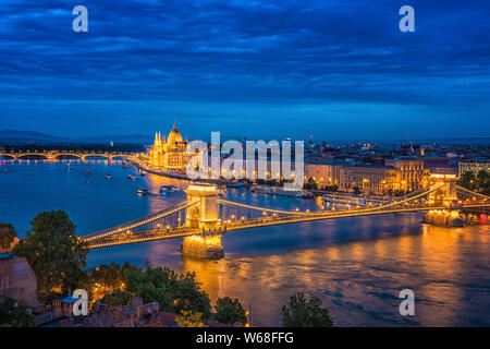 Panorama von Budapest bei Nacht. Ungarische Wahrzeichen: Die Kettenbrücke, das Parlament und die Donau in Budapest. Stockfoto