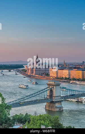 Panorama von Budapest bei Sonnenuntergang. Ungarische Wahrzeichen: Die Kettenbrücke, das Parlament und die Donau in Budapest. Stockfoto