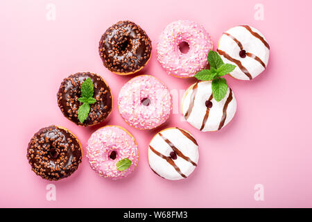 Bunte Donuts auf rosa Hintergrund Stockfoto