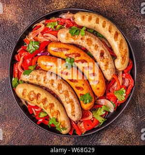 Gegrillte Würstchen mit Gemüse, Ansicht von oben Stockfoto